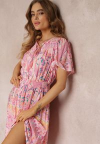 Renee - Różowa Wiskozowa Sukienka Mini z Gumkami w Talii i Falbanką na Dole Fraida. Kolor: różowy. Materiał: wiskoza. Długość rękawa: krótki rękaw. Sezon: lato, wiosna. Typ sukienki: rozkloszowane. Długość: mini #4