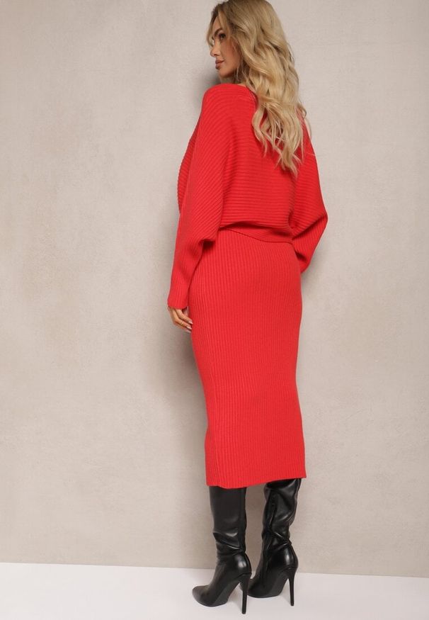 Renee - Czerwony Komplet z Wiskozą w Prążki Spódnica z Gumką w Pasie i Góra o Kroju Nietoperza Korttisa. Kolor: czerwony. Materiał: wiskoza. Wzór: prążki