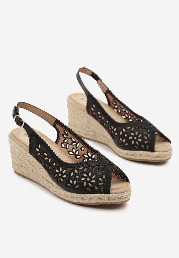 Renee - Czarne Ażurowe Sandały na Koturnie z Plecionki z Motywem Kwiatowym Nevoriae. Zapięcie: sprzączka. Kolor: czarny. Wzór: kwiaty, ażurowy. Obcas: na koturnie. Styl: elegancki