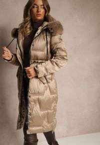 Renee - Ciemnobeżowa Długa Kurtka z Pikowanymi Przeszyciami i Kapturem Ściągana w Talii Galeatia. Okazja: na spacer, na co dzień. Kolor: brązowy. Materiał: jeans, futro, poliester. Długość: długie. Styl: casual, elegancki