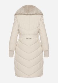 Born2be - Biała Elegancka Kurtka z Pikowanymi Przeszyciami i Futrzanym Kołnierzem Gallea. Okazja: na spacer, na co dzień. Kolor: biały. Materiał: futro. Sezon: zima. Styl: elegancki #3