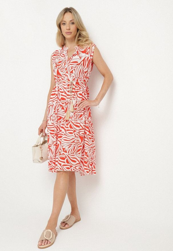 Born2be - Czerwona Bawełniana Rozkloszowana Sukienka z Geometrycznym Wzorem Annivaria. Okazja: na co dzień. Typ kołnierza: dekolt w kształcie V. Kolor: czerwony. Materiał: bawełna. Wzór: geometria. Typ sukienki: rozkloszowane. Styl: casual, elegancki, klasyczny