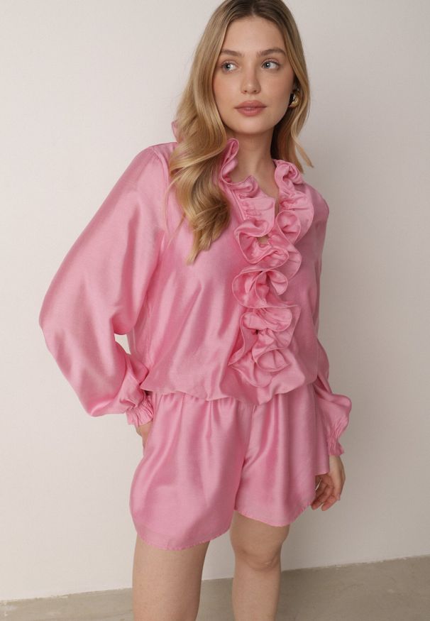 Born2be - Różowy Krótki Kombinezon Ozdobiony Żabotem Menimei. Okazja: na co dzień. Kolor: różowy. Materiał: materiał, poliester. Długość: krótkie. Wzór: aplikacja. Styl: elegancki, klasyczny, casual