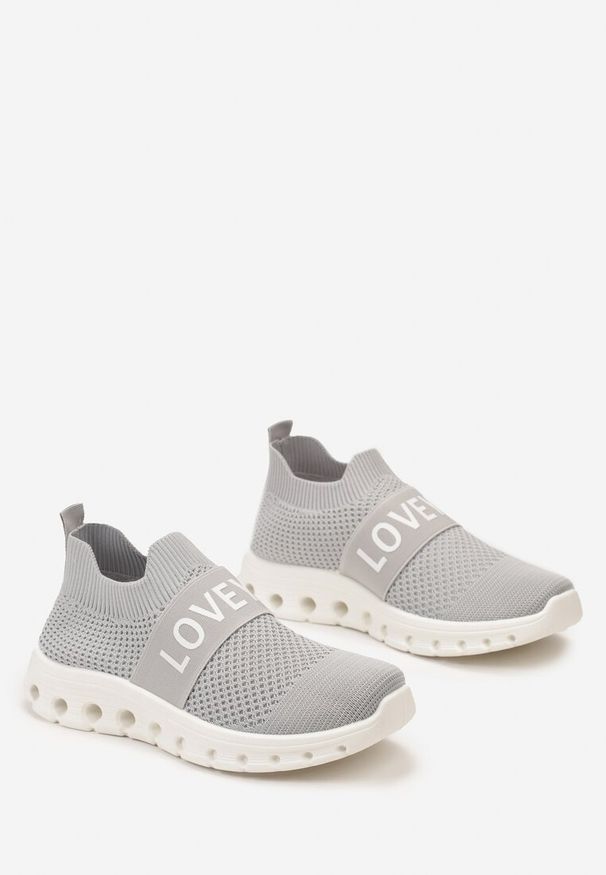 Born2be - Szare Buty Sportowe ze Skarpetkową Cholewką i Napisem Thirllas. Zapięcie: pasek. Kolor: szary. Szerokość cholewki: normalna. Wzór: napisy. Obcas: na płaskiej podeszwie