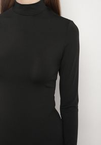 Born2be - Czarna Taliowana Sukienka Koktajlowa z Wiskozą i Półgolfem Zozelira. Okazja: na co dzień. Kolor: czarny. Materiał: wiskoza. Typ sukienki: proste. Styl: wizytowy #6