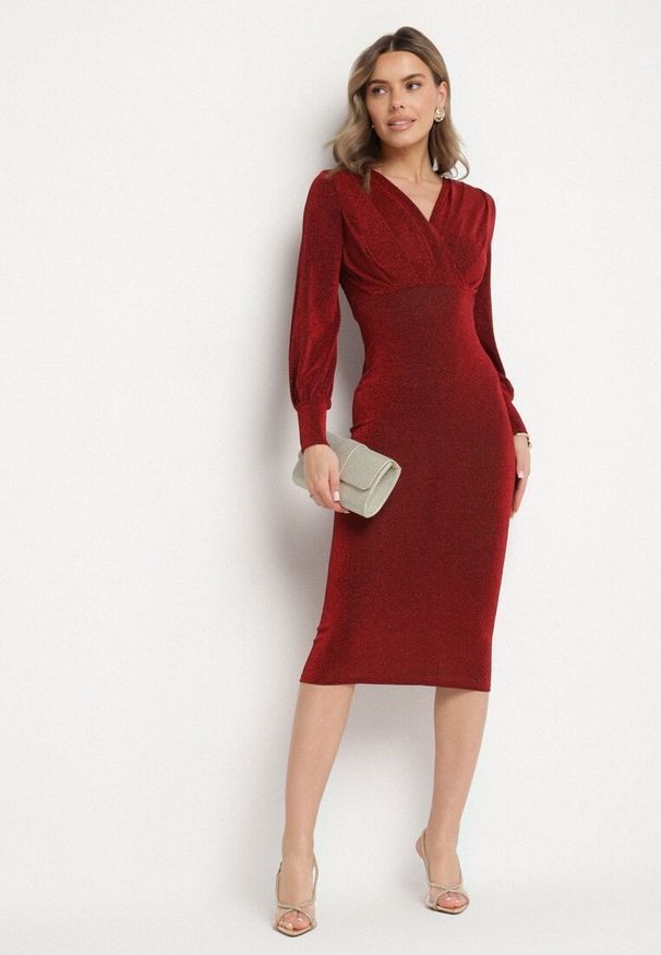 Born2be - Czerwona Dopasowana Sukienka z Kopertowym Dekoltem i Bufiastymi Rękawami Ulonissa. Kolor: czerwony. Materiał: tkanina. Typ sukienki: kopertowe. Styl: klasyczny