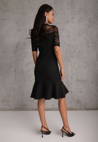 Renee - Czarna Sukienka VICES o Taliowanym Kroju z Rękawami z Koronki Metirei. Kolor: czarny. Materiał: koronka. Wzór: koronka. Styl: elegancki #6