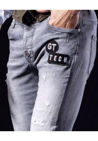 GUNS & TUXEDOS - Szare spodnie jeansowe Grauer Pass. Kolor: szary. Wzór: aplikacja