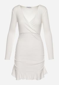 Born2be - Biała Wiskozowa Sukienka z Kopertowym Dekoltem z Lekką Falbanką Pastaria. Okazja: na co dzień. Kolor: biały. Materiał: wiskoza. Długość rękawa: długi rękaw. Typ sukienki: kopertowe. Styl: wizytowy, casual #2
