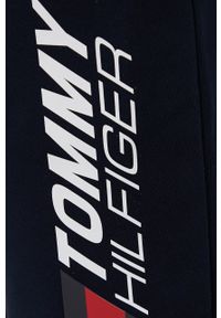 TOMMY HILFIGER - Tommy Hilfiger Spodnie bawełniane męskie kolor granatowy z nadrukiem. Kolor: niebieski. Materiał: bawełna. Wzór: nadruk #3