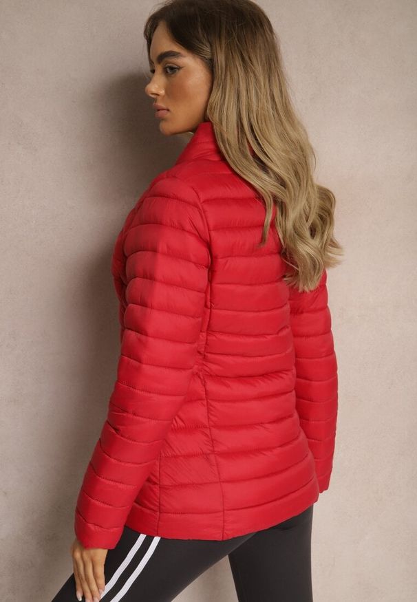 Renee - Czerwona Kurtka Ozdobiona Pikowaniem i Kieszeniami na Suwak Mivuria. Okazja: na co dzień. Kolor: czerwony. Materiał: jeans. Wzór: aplikacja. Styl: elegancki, casual