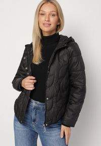 Born2be - Czarna Przejściowa Kurtka z Oryginalnym Pikowaniem i Kapturem Aruvitte. Okazja: na co dzień, na spacer. Kolor: czarny. Materiał: poliester, jeans. Styl: casual #2