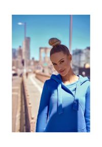 Sukienki.shop - Sukienka jak długa bluza z kapturem ecru bawełna premium. Okazja: na spacer, na co dzień. Typ kołnierza: kaptur. Materiał: bawełna. Typ sukienki: sportowe. Styl: casual, sportowy. Długość: maxi #3