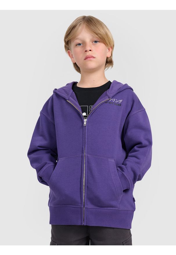 4f - 4F Bluza dresowa rozpinana z kapturem chłopięca - fioletowa 134 (8-9 lat). Okazja: na co dzień. Typ kołnierza: kaptur. Kolor: fioletowy. Materiał: dresówka. Wzór: gładki, ze splotem. Sezon: lato. Styl: casual, sportowy