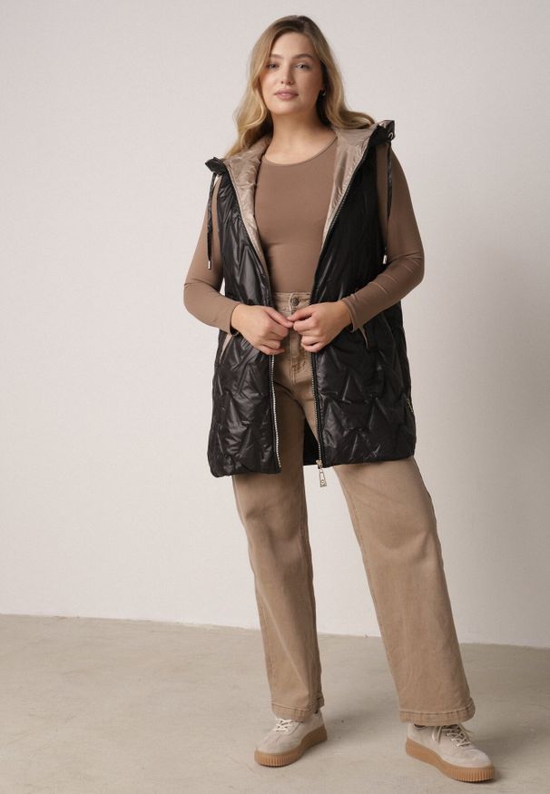 Born2be - Czarna Pikowana Kamizelka o Długim Kroju z Nieodpinanym Kapturem w Romby Dephice. Okazja: na co dzień. Typ kołnierza: kaptur. Kolor: czarny. Materiał: jeans, materiał. Długość: długie. Styl: casual, elegancki