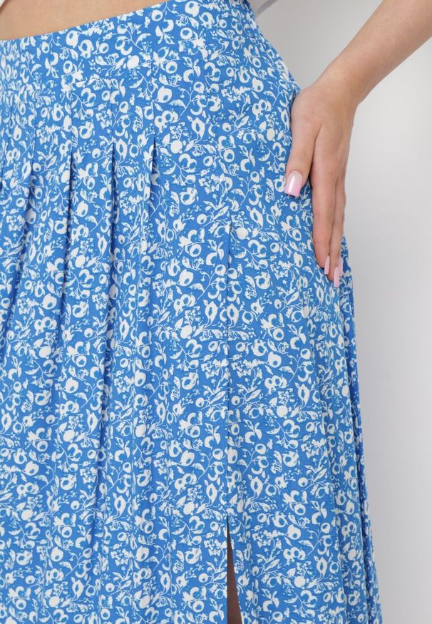 Born2be - Niebieska Spódnica Midi z Wiskozy z Mocnym Rozcięciem na Boku Aliratta. Kolor: niebieski. Materiał: wiskoza. Styl: elegancki