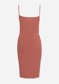 Born2be - Różowa Sukienka na Ramiączkach ze Ściągaczem przy Dekolcie i Wycięciami Driola. Okazja: na co dzień, na imprezę. Kolor: różowy. Materiał: jeans. Długość rękawa: na ramiączkach. Styl: klasyczny, casual, elegancki #2