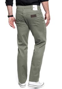 Wrangler - WRANGLER SPODNIE MĘSKIE TEXAS DUSTY OLIVE W121W3275. Stan: podwyższony. Materiał: materiał. Wzór: moro. Styl: militarny #4