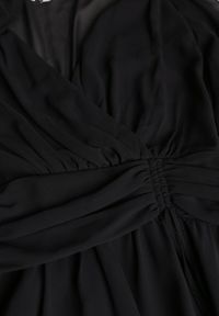 Born2be - Czarna Rozkloszowana Sukienka z Siateczki z Kopertowym Dekoltem Zenessa. Typ kołnierza: dekolt kopertowy. Kolor: czarny. Materiał: poliester, materiał. Typ sukienki: kopertowe #2