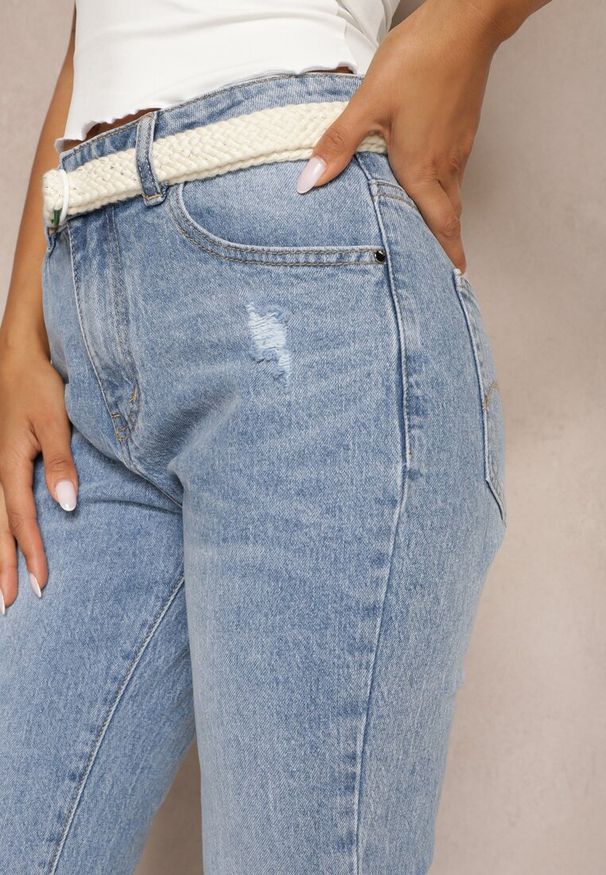 Renee - Jasnoniebieskie Jeansy Dzwony z Plecionym Paskiem Ozdobione Strzępieniem na Dolnej Krawędzi Areesia. Okazja: na co dzień. Stan: podwyższony. Kolor: niebieski. Wzór: aplikacja. Sezon: wiosna, lato. Styl: casual, boho, retro