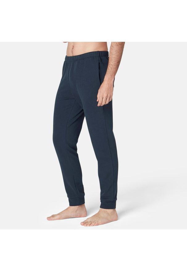 DOMYOS - Spodnie dresowe męskie Nyamba Gym & Pilates 100. Kolor: niebieski. Materiał: bawełna, materiał. Wzór: ze splotem. Sport: joga i pilates