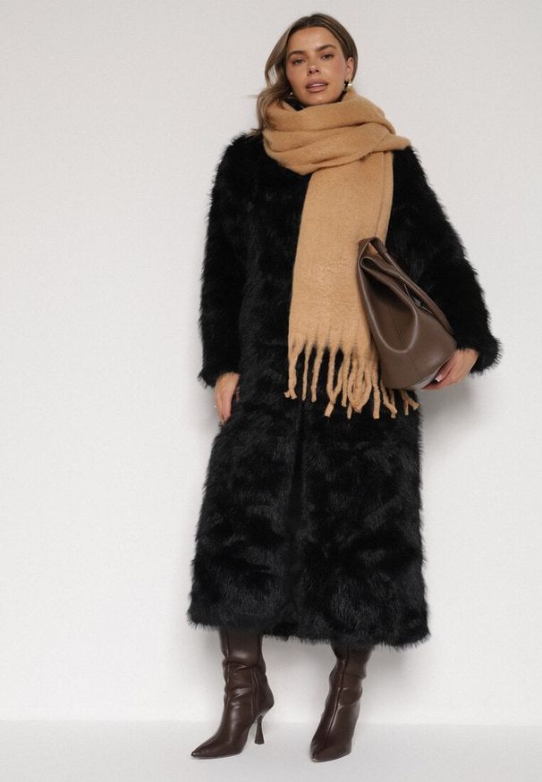 Born2be - Jasnobrązowy Szalik z Frędzlami Owedarria. Okazja: na co dzień. Kolor: brązowy. Materiał: dresówka, jeans. Styl: casual, elegancki