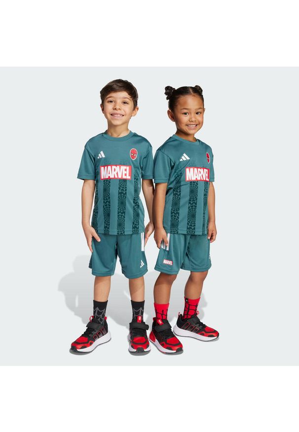 Adidas - Zestaw Marvel Spider-Man Tee Set Kids. Okazja: na uczelnię. Kolor: niebieski, wielokolorowy, biały. Materiał: dresówka. Wzór: motyw z bajki. Styl: sportowy