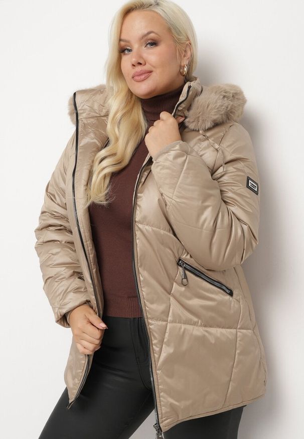 Born2be - Ciemnobeżowa Kurtka Lekko Pikowana z Odpinanym Kapturem i Futerkiem Fioritta. Kolekcja: plus size. Kolor: beżowy. Materiał: futro. Sezon: zima