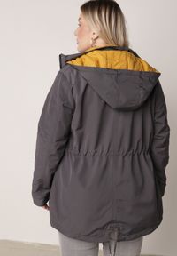 Born2be - Szaro-Żółta Przejściowa Kurtka Dwustronna Parka z Pikowaniem i Kapturem Tidare. Okazja: na spacer, na co dzień. Kolekcja: plus size. Kolor: szary. Materiał: poliester, jeans. Styl: casual, sportowy #2