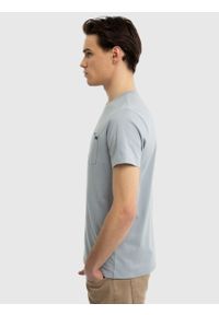 Big-Star - Koszulka męska z kieszonką niebieska Carbon 400. Okazja: na co dzień. Kolor: niebieski. Materiał: bawełna, jeans. Wzór: aplikacja. Styl: casual #6