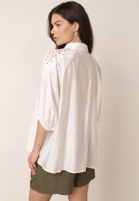 Born2be - Biała Koszula Oversize z Ażurową Wstawką na Ramionach Heleira. Okazja: na co dzień, do pracy. Kolor: biały. Materiał: jeans. Wzór: ażurowy. Styl: casual #3