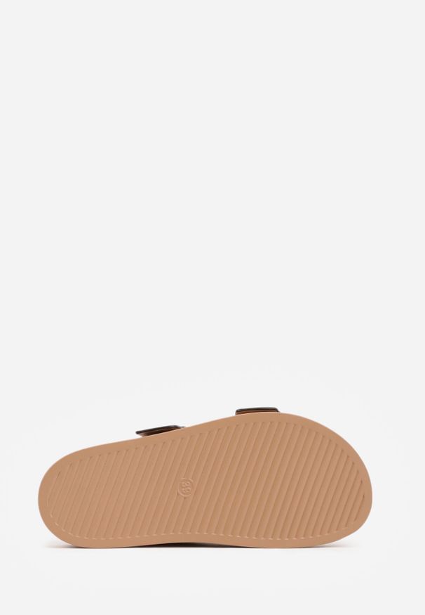 Born2be - Ciemnobeżowe Klapki Ozdobione Dwoma Paskami i Klamrami Jilryna. Okazja: na co dzień, na spacer. Kolor: beżowy. Materiał: jeans. Wzór: aplikacja. Sezon: lato. Styl: casual, klasyczny