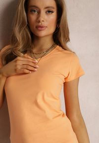 Renee - Pomarańczowy T-shirt Doriamara. Okazja: na co dzień, do domu. Typ kołnierza: dekolt w serek. Kolor: pomarańczowy. Materiał: bawełna, dzianina. Długość rękawa: krótki rękaw. Długość: krótkie. Styl: sportowy, casual