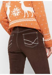 bonprix - Spodnie sztruksowe ze stretchem o kroju slim fit. Kolor: brązowy. Materiał: sztruks