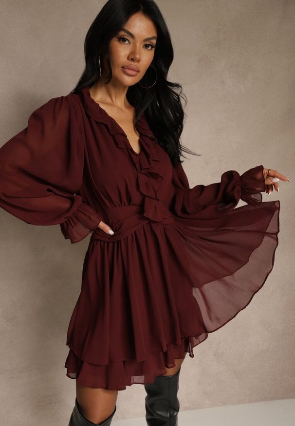 Renee - Bordowa Siateczkowa Sukienka o Rozkloszowanym Fasonie z Falbankami Zenniria. Okazja: na wesele, na co dzień, na ślub cywilny, na imprezę. Typ kołnierza: kołnierz z falbankami. Kolor: czerwony. Materiał: poliester. Styl: casual