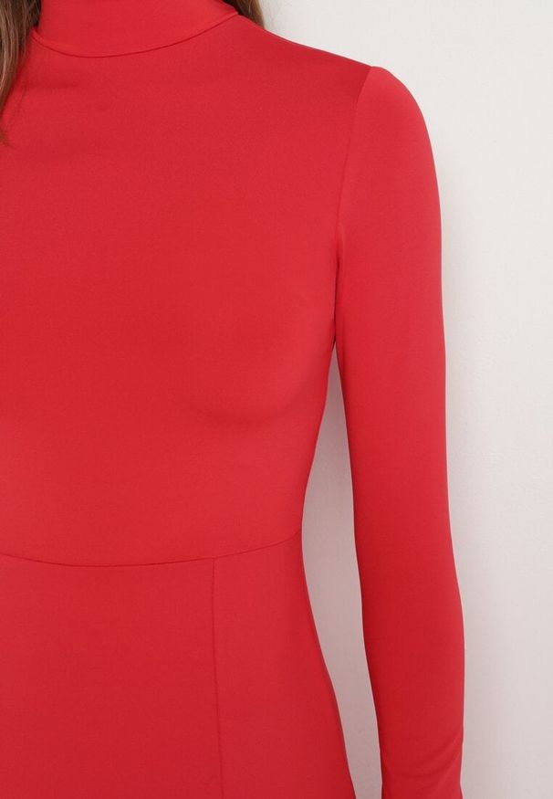 Born2be - Czerwona Sukienka z Półgolfem Taliowana z Rozcięciem na Boku Sailea. Okazja: na co dzień. Kolor: czerwony. Długość rękawa: długi rękaw. Styl: elegancki, casual, klasyczny