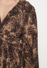 Born2be - Brązowa Sukienka o Rozkloszowanym Kroju z Bufiastymi Rękawami Salanela. Okazja: na imprezę, na co dzień. Typ kołnierza: dekolt w serek. Kolekcja: plus size. Kolor: brązowy. Sezon: lato. Typ sukienki: dla puszystych. Styl: elegancki, casual #2