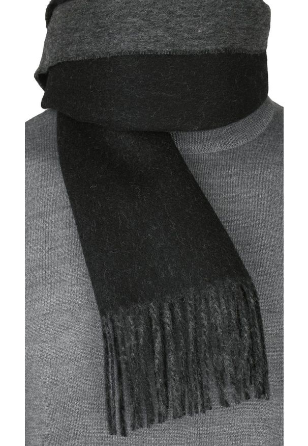 Szalik Czarno-Szary z Frędzlami, Dwustronny, Wełna z Kaszmirem, Ciepły, Męski -V. Fraas. Kolor: wielokolorowy, szary, czarny. Materiał: wełna, kaszmir. Sezon: zima, lato. Styl: klasyczny, elegancki