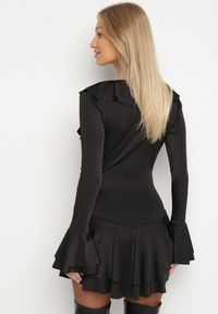 Born2be - Czarna Taliowana Sukienka Zdobiona Falbankami Tiraneda. Okazja: na imprezę. Typ kołnierza: kołnierz z falbankami. Kolor: czarny. Wzór: aplikacja. Typ sukienki: proste. Styl: elegancki #7