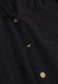 Born2be - Czarna Sukienka Koszulowa z Wiskozą z Wiązanym Paskiem Lustilla. Okazja: na co dzień. Kolor: czarny. Materiał: wiskoza. Typ sukienki: koszulowe. Styl: casual, elegancki, klasyczny #5