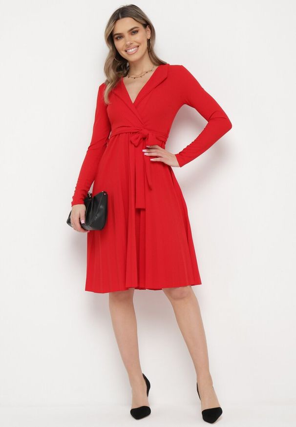 Born2be - Czerwona Midi Sukienka z Plisowanym Dołem i Kopertowym Dekoltem z Materiałowym Paskiem Obebba. Kolor: czerwony. Materiał: materiał. Typ sukienki: kopertowe. Styl: elegancki. Długość: midi