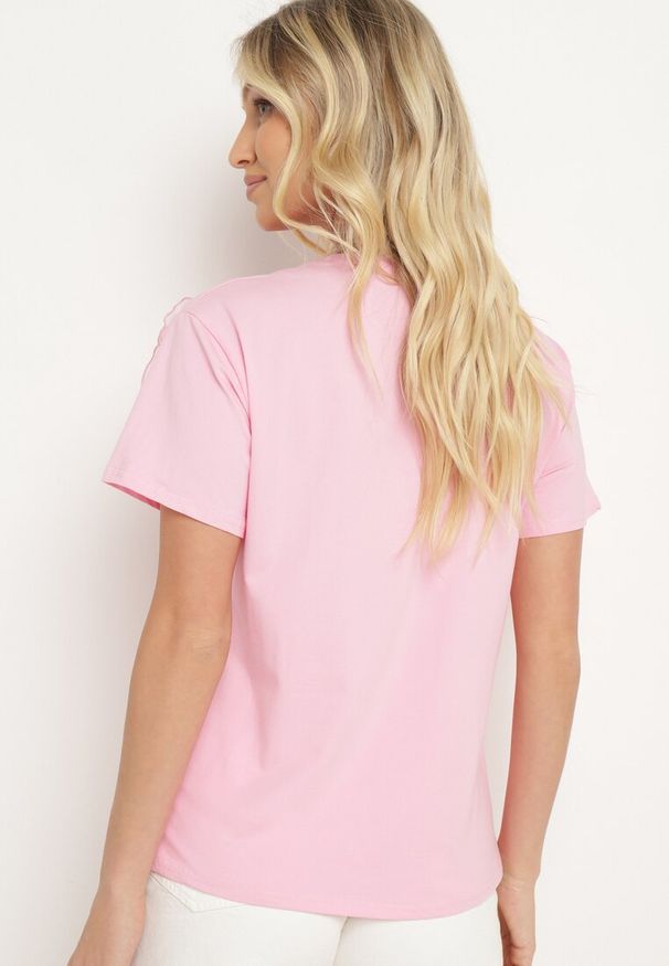 Born2be - Różowy T-shirt Koszulka z Krótkim Rękawem i Aplikacją w Kształcie Kwiatu Nestairis. Kolor: różowy. Długość rękawa: krótki rękaw. Długość: krótkie. Wzór: aplikacja, kwiaty. Styl: klasyczny