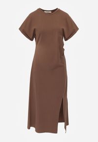 Renee - Brązowa Rozkloszowana Sukienka Zdobiona Drapowaniem w Talii i Rozcięciem Uziola. Okazja: na co dzień. Kolor: brązowy. Wzór: aplikacja. Typ sukienki: proste. Styl: casual #7