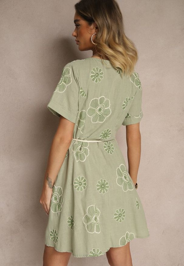 Renee - Jasnozielona Sukienka Boho Ozdobiona Sznurkiem i Haftami Evinelle. Okazja: na imprezę, na co dzień, na spacer. Typ kołnierza: dekolt w kształcie V. Kolor: zielony. Wzór: haft, aplikacja. Sezon: wiosna, lato. Typ sukienki: proste. Styl: boho