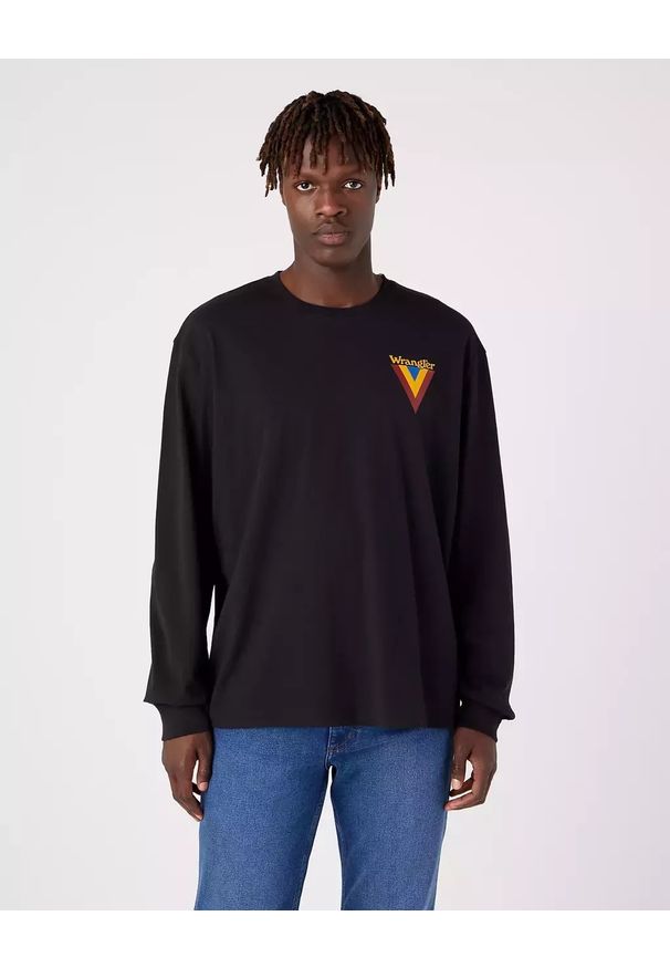 Wrangler - WRANGLER CHEST LOGO TEE MĘSKI LONGSLEEVE KOSZULKA Z DŁUGIM RĘKAWEM BLACK W7BKEE100. Długość rękawa: długi rękaw. Długość: długie