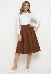 Born2be - Jasnobrązowa Rozkloszowana Spódnica Midi z Gumką w Pasie Glorina. Kolor: brązowy. Materiał: tkanina. Wzór: gładki #7