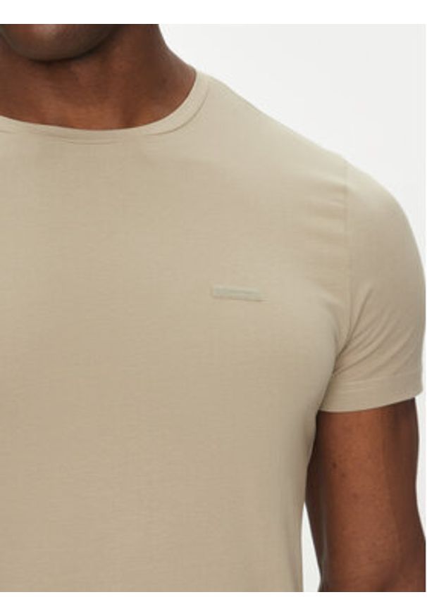 Calvin Klein T-Shirt K10K112724 Beżowy Slim Fit. Kolor: beżowy. Materiał: bawełna