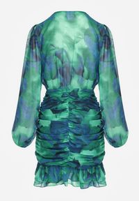 Renee - Zielona Taliowana Sukienka Mini z Kopertowym Dekoltem Ozdobiona Marszczeniem i Falbanką Sanitresa. Kolor: zielony. Wzór: aplikacja. Typ sukienki: kopertowe. Długość: mini #2