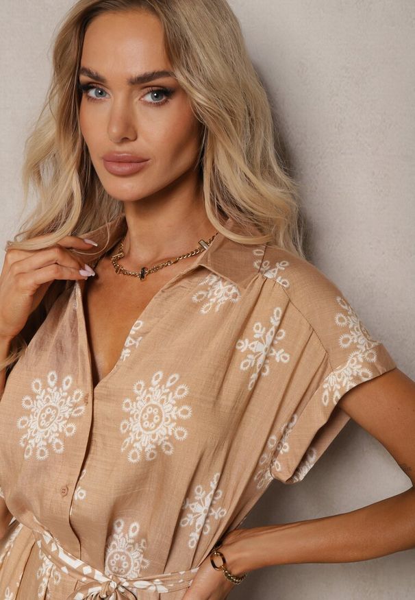 Renee - Beżowa Sukienka z Dodatkiem Wiskozy o Kroju Koszulowym Wykończona Paskiem i Guzikami Mivavia. Kolor: beżowy. Materiał: wiskoza. Sezon: lato. Typ sukienki: koszulowe