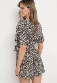 Born2be - Czarno-Beżowy Kombinezon z Gumką w Pasie Zapinany przy Karku na Guzik z Dodatkowym Materiałowym Paskiem Odilla. Okazja: do pracy, na spotkanie biznesowe. Kolor: czarny. Materiał: materiał. Długość rękawa: krótki rękaw. Długość: długie. Styl: elegancki, biznesowy #3